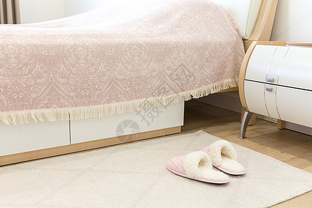 现代式的卧室 地板上有粉红色舒适软拖鞋房间风格鞋类女性家具装饰地面抽屉地毯小地毯图片