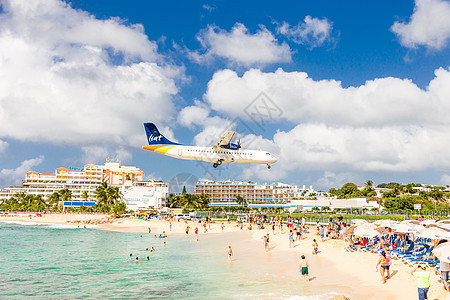 2016 年 12 月 13 日 一架商用飞机接近朱莉安娜公主机场 在 Maho 海滩旁观的观众上方天空航空公司飞行热带航空客机图片