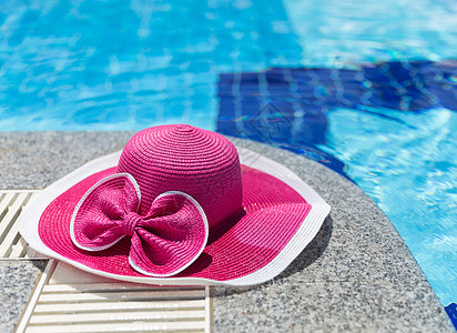 粉色帽子空气露天闲暇海滩公园太阳旅行水池假期反射图片