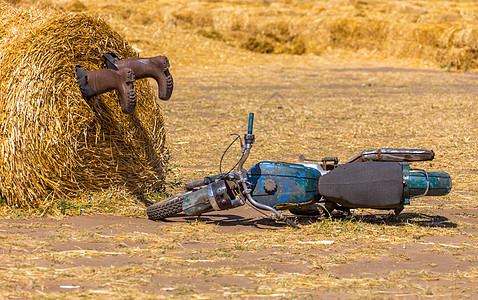 干草堆附近的一个车队和稻草堆里的靴子 坠机幽默概念装饰图片