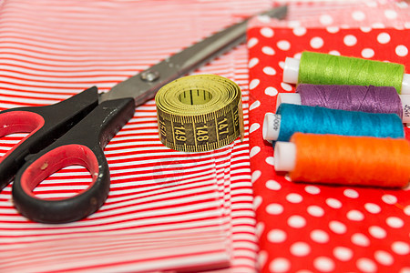 测量磁带和剪刀工作裁缝乐器衣服棉布缝纫爱好红色工具剪裁图片