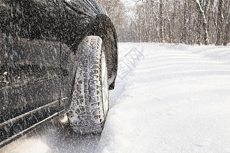 雪山里的汽车林中汽车天气降雪车轮街道小路旅行树木暴风雪孤独季节背景