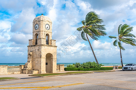 美国佛罗里达棕榈海滩钟钟塔棕榈热带大街假期海滩街道建筑学旅行支撑蓝色图片