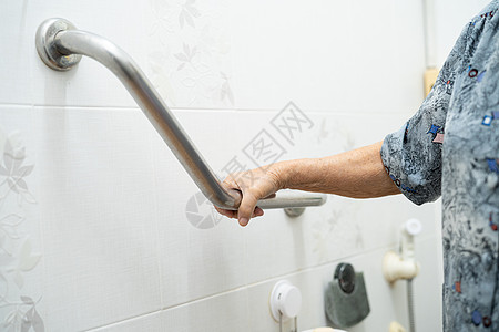 亚洲老年或老年老妇人病人在护理医院病房使用厕所浴室手柄安全 健康强大的医疗理念淋浴医院旅馆酒吧洗手间减值房间退休酒店浴缸图片