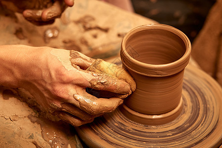 人手把粘土罐子做成大体 工场的雕塑家用土器缝合制出一个锅炉创造力水壶手工工艺杯子花瓶艺术职业制造业造型图片