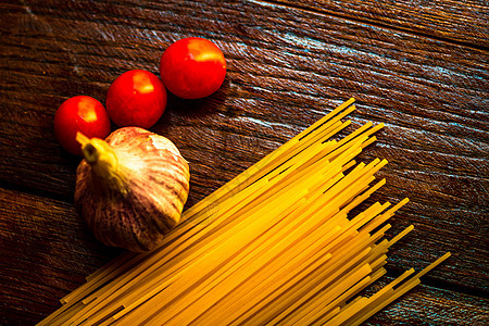 配大蒜和意大利面的新鲜有机樱桃西红柿健康饮食午餐面条蔬菜烤箱绿色美食胡椒素食烹饪图片