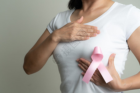 支持乳腺癌病因的胸口妇女胸上粉红色徽章丝带 乳癌认识概念志愿者外科疾病活动治愈帮助保健治疗女孩胸部图片