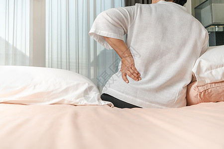 老年妇女在家背背痛 保健问题概念痛苦男人背痛女士缰绳腰痛成人卫生女性退休图片
