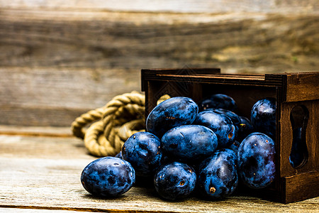 在木箱里用生锈的成份 提取出蓝色的李子箱子蓝梅健康饮食营养食物水果背景紫色收成甜点背景图片