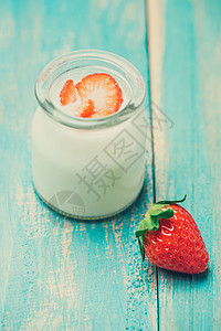 草莓 Yoghurt 健康的食品 餐桌上有草莓和酸奶早餐甜点红色美食玻璃营养粉色图片