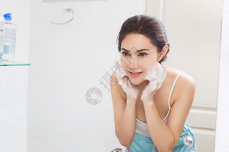 女人快乐的洗手间用泡沫清洗皮肤图片