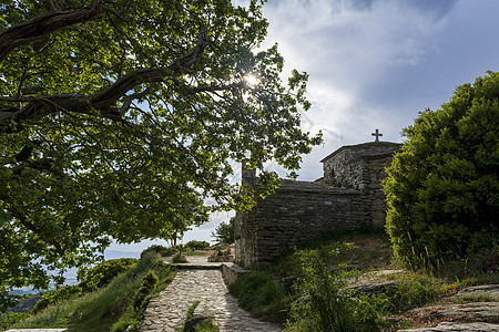 希腊雅典以北的一座山 Penteli的东正教修道院圣徒阿索马托斯地标石头建筑学岩石建筑旅行植物崇拜文化教堂图片