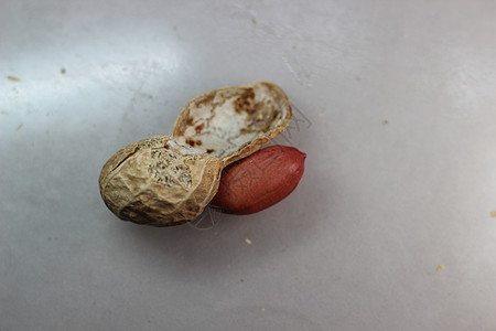 带贝壳的未皮花生食品褐色水果核心小吃食物坚果豆类种子棕色图片
