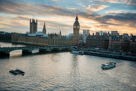 伦敦 英国日落时的天际线景观 有著名的地标 大笨钟 议会大厦和泰晤士河上的船只 拥有美丽的蓝色和黄色天空背景图片