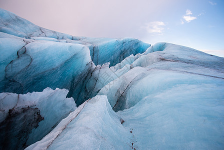 有火山灰的冰岛冰川特写锋利的边缘冰山登山天空气候变化旅行者蓝色黑马山沟旅行旅游图片