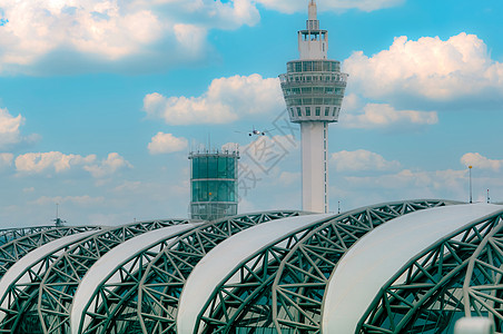 客运飞机在机场大楼上空飞行 机场大楼和空中交通管制塔 COVID-19 大流行之后的外国旅游 接种疫苗后的旅行泡泡 疫苗护照图片