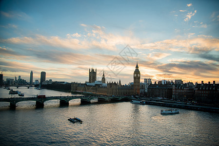 伦敦日落时的天际景象有著名的地标 大本 议会大厦和泰晤士河上的船 天空美丽蓝黄图片