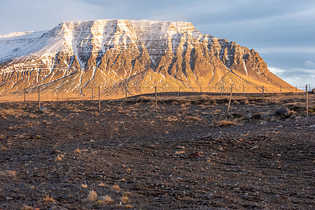 冰岛金褐雪峰顶山背景图片