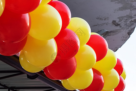大楼上的黄气球和红气球仪式飞行欲望快乐个性摄影街道建筑学城市红色图片