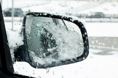 汽车侧面的雪和冰面图片