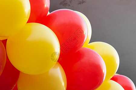 大楼上的黄气球和红气球建筑仪式个性欲望红色庆典街道自由摄影城市图片