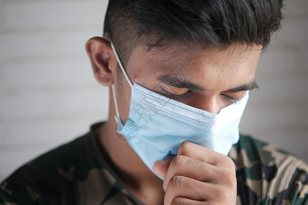年轻人咳嗽和打喷嚏流感过敏疼痛感染疾病面具医疗图片