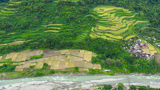 山峡谷中的村庄和河流 顶视图 景观 高地的村庄 菲律宾吕宋岛科迪勒拉山脉的水稻梯田图片