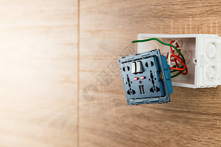 电源插座 在木墙上的塑料盒中以USB端口装有USB端口图片