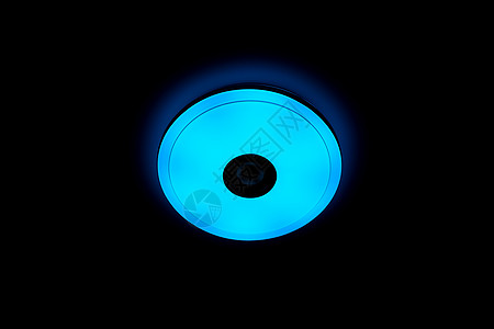 黑色背景上内置无线扬声器的蓝光 LED 吸顶灯图片