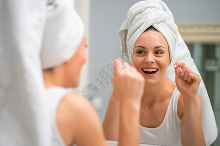 美丽棕色浴室头发卫生牙科成人女孩毛巾打扫卫生间图片