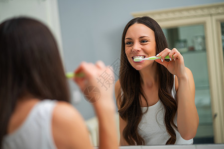 美丽女孩牙膏牙齿棕色镜子牙刷牙科成人健康女士图片