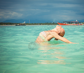 热带岛屿海滩上的妇女蓝色快乐旅行闲暇太阳女士假期阳光女孩天空图片
