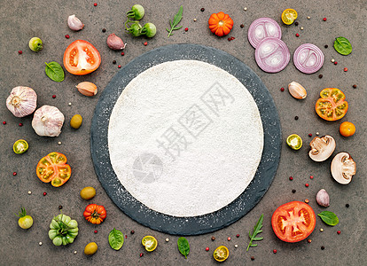 黑石背景上的自制比萨饼的配料菜单草药厨房蔬菜烹饪美食小吃面团午餐面粉图片