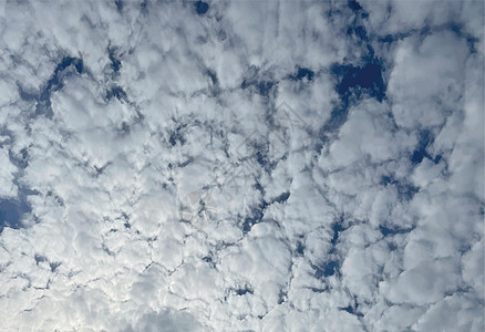 秋天季节的天空和雨云气氛蓝色气候日落气象地平线旅行预报风暴风景图片