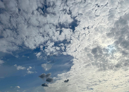 秋天季节的天空和雨云旅行预报日落戏剧性云景气候环境天气阳光地平线图片