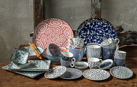 木桌上不同的陶瓷板碗和杯子潮人陶瓷餐具筷子收藏过山车家居陶器手工工艺图片