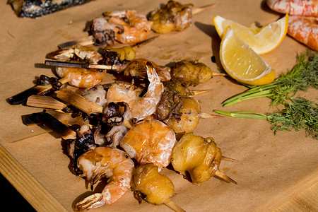 鸡皮疙瘩上吃海鲜 关门 街头食品节 有选择的焦点图片