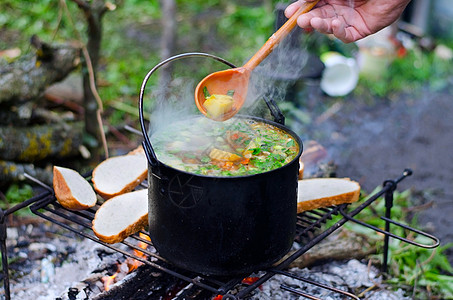 在观光水壶里做汤 是在营地的营火上煮的图片