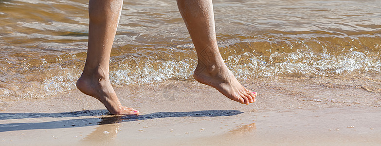 海边的雌性脚脚步女士沙滩旅行海洋假期女孩脚印身体海岸图片