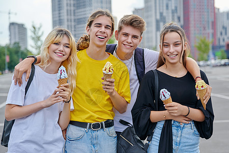 一群快乐的青少年享受冰淇淋的画像男人男孩们城市喜悦青春期微笑女性男性学生年轻人图片