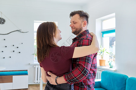 快乐浪漫的中年恋爱情舞情情侣妻子退休房间男性成人女性夫妻活动女士家庭图片