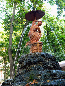 花园中美丽的装饰青铜喷泉风格游客艺术雕像雕塑遗产大理石城市历史文化图片