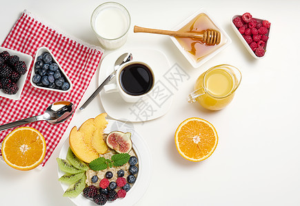 一杯黑咖啡 一盘燕麦片和水果 蜂蜜和白桌上的一杯牛奶 健康的早餐 顶视图咖啡麦片橙子小吃营养勺子粮食食物美食厨房图片