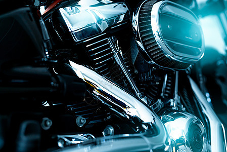 有选择地关注带有模糊引擎和闪亮排气管的摩托车空气过滤器 摩托车经销业务 发光的镀铬物摩托车引擎和排气管 特写老式摩托车零件图片