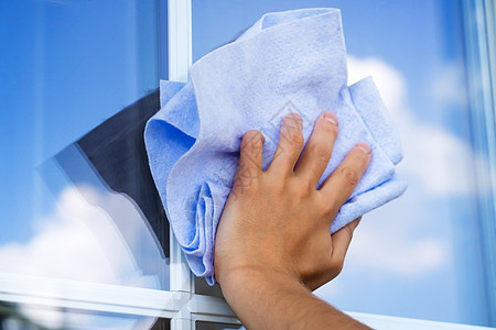 女孩在洗衣服和打扫窗户清洁工洗涤剂服务玻璃工作家务管家刮板女性消毒图片