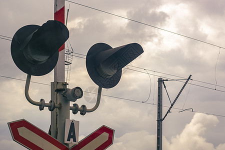 铁路道口的红绿灯 增加关注的对象在公路和铁路的交汇处图片