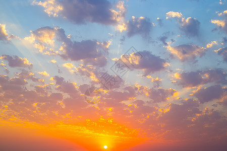 日落时有云的美丽的天空 自然明亮的自然背景图片