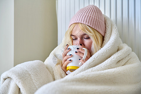 暖茶年轻少女用毯子 暖暖暖散热器 热茶给自己暖暖加热器家庭气体金属杯子成人房子活力女士温度背景