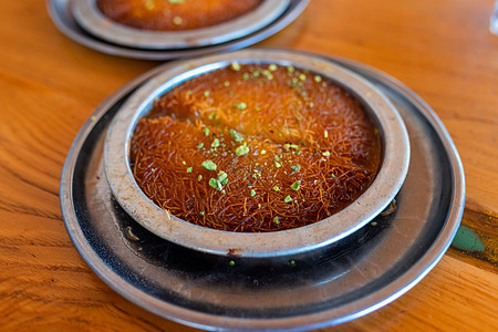 土耳其甜点kunefe 库纳法 kadayif配有活塞奇奥粉和奶酪奶油糕点开心果奢华美食糖浆盘子餐厅火鸡面包图片