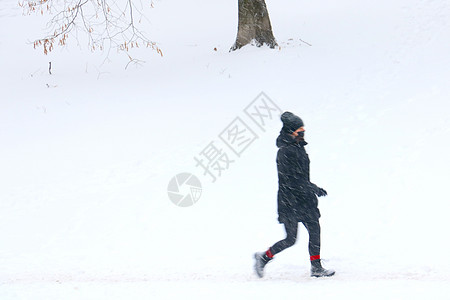 一个人在冬日下雪 天气糟透了 不景气的天气图片